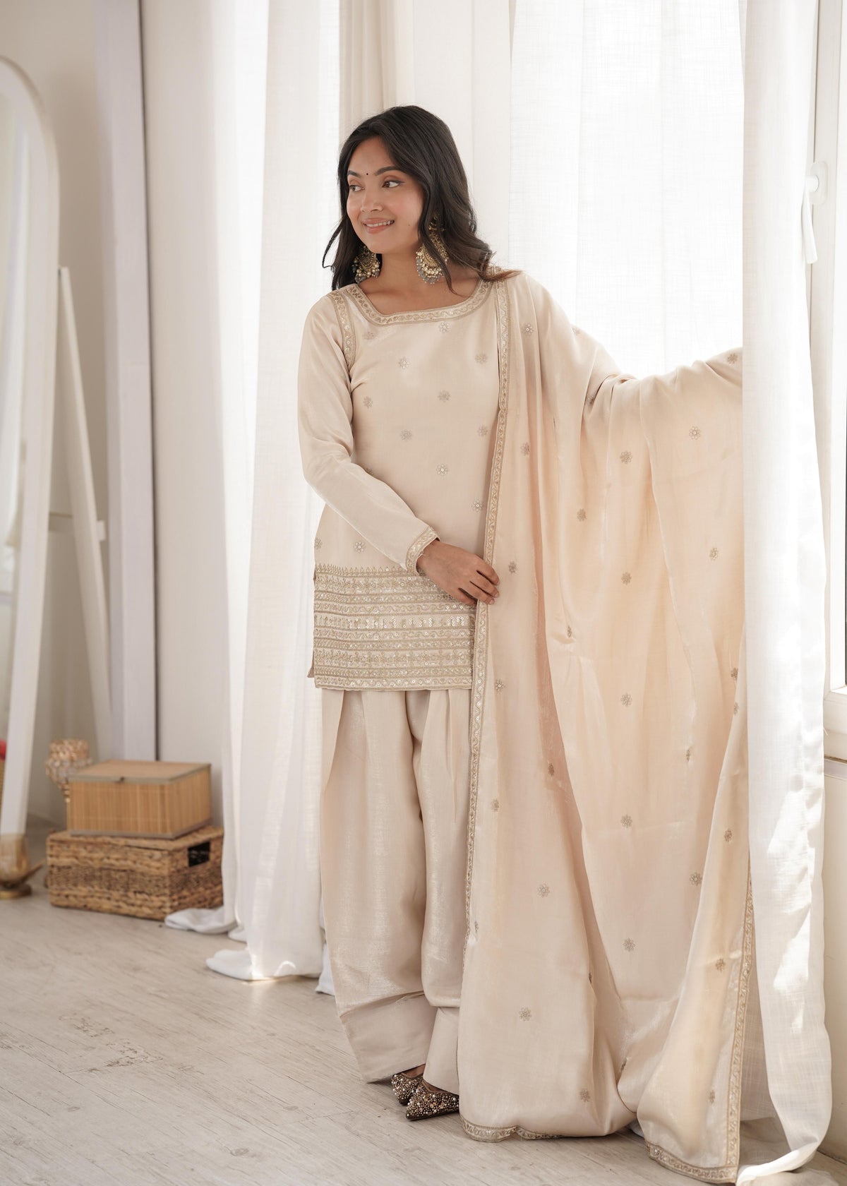 Women’s Glass Roman Silk Embroidered Farshi Suit Set