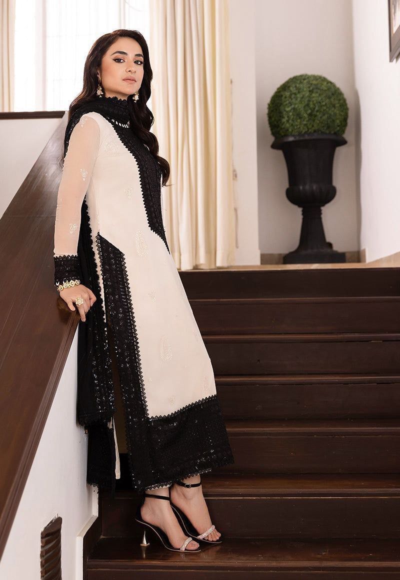 Elegant Contrast Panel Kurta Set with Lace Detailing
